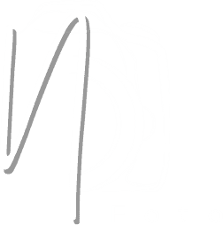 Logotipo que presenta las letras estilizadas "MD" sobre el contorno de una cámara blanca, con la palabra "Foto" en la esquina inferior derecha, sobre un fondo gris claro.